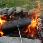 Tosti bakken boven kampvuur tijdens bushcraftkamp