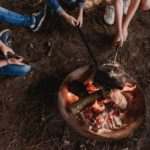 eten koken boven kampvuur tijdens bushcraft zomerkamp