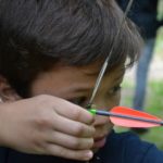 boogschieten tijdens survival zomerkamp