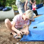 tarp bouwen tijdens bushcraft zomerkamp