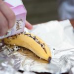 banaan toetje maken in kampvuur bushcraft zomerkamp